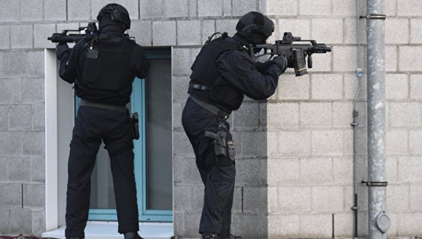 На западе Германии вооруженный мужчина захватил кафе