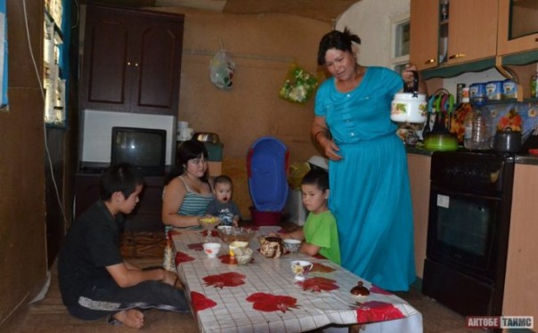 Многодетная мать из Актобе угрожает самоподжогом