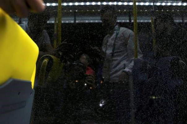 В Рио-де-Жанейро автобус с журналистами попал под обстрел В Рио-де-Жанейро автобус с журналистами попал под обстрел