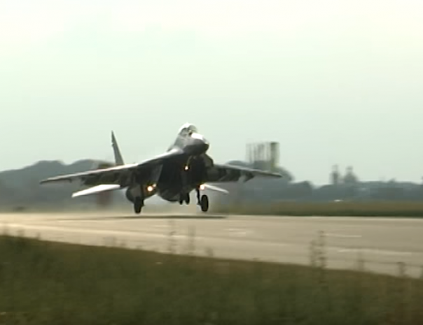 Украина начала учения по посадке истребителей на дороги общего назначения