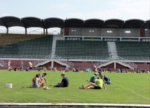 В Керчи после реконструкции стадиона школьники пропалывают сорняк