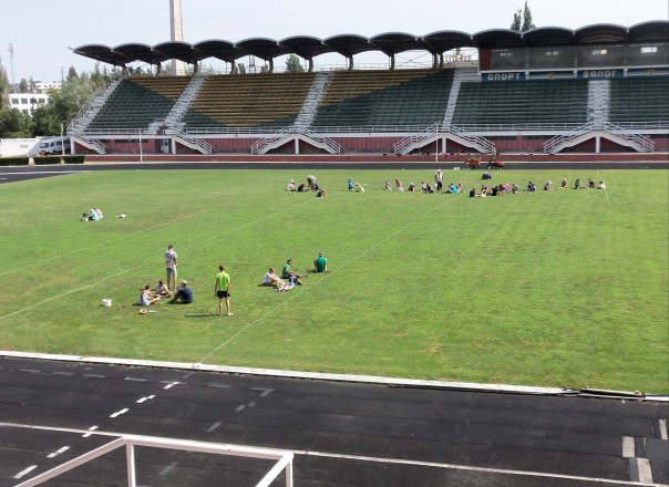 В Керчи после реконструкции стадиона школьники пропалывают сорняк