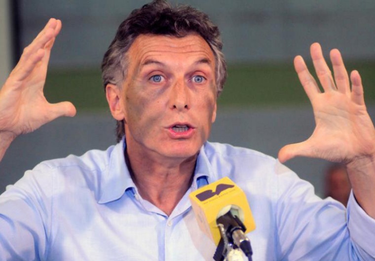 В Аргентине протестующие забросали камнями кортеж президента В Аргентине протестующие забросали камнями кортеж президента