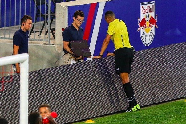 Арбитр впервые использовал видеоповтор в футбольном матче