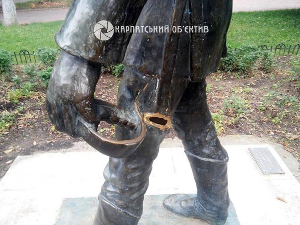 В Закарпатской области в городе Ужгород неизвестные отобрали саблю у памятника венгерскому поэту Шандору Петефи