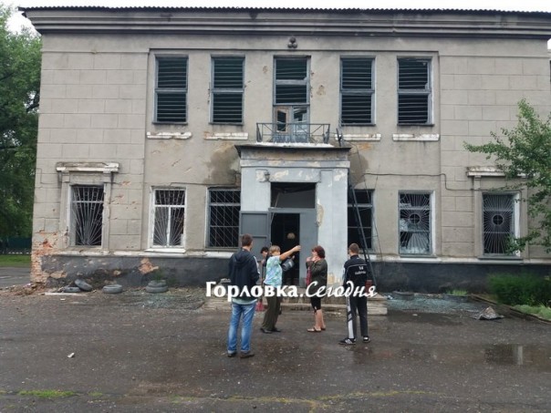 Горловка этой ночью подверглась жесточайшему обстрелу, сгорели два дома, девять повреждены