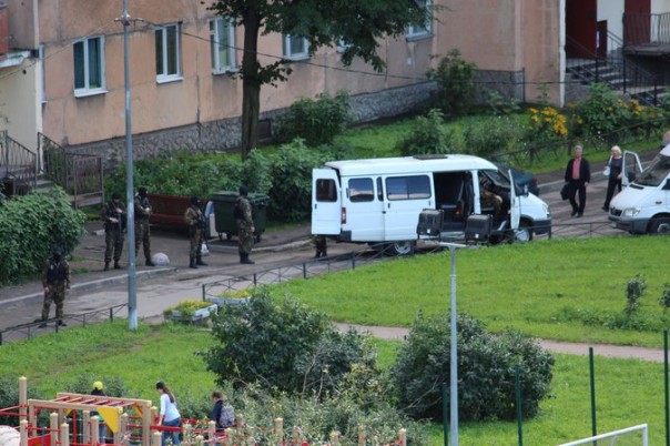 Взрывы, скорая, спецназ: спецоперация в жилом доме в Петербурге