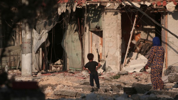 Всюду пепел: корреспондент RT побывал в освобождённом от боевиков Манбидже