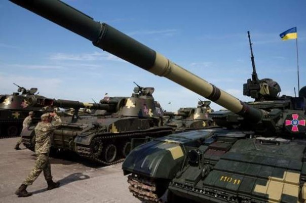 Порошенко передал военным 141 единицу техники для усиления ВСУ в Донбассе