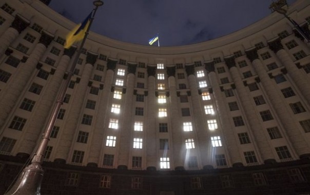 Гройсман накреативил "трезубец" в окнах Кабмина ко Дню Независимости