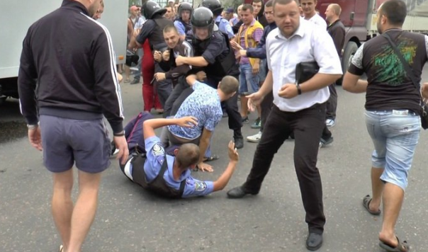 Врадиевка-2: копы насмерть забили «бытового хулигана» на глазах жены и детей. Город восстал (Фото 18+) Врадиевка-2: копы насмерть забили «бытового хулигана» на глазах жены и детей. Город восстал (Фото 18+)