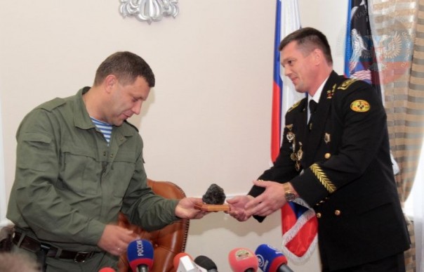 День Шахтёра. Глава ДНР Александр Захарченко вручил награды заслуженным шахтерам Республики День Шахтёра. Глава ДНР Александр Захарченко вручил награды заслуженным шахтерам Республики