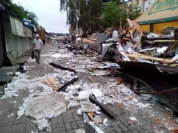 В Днепропетровске коммунальные службы снесли стихийный рынок “Шанхай” на улице Боброва