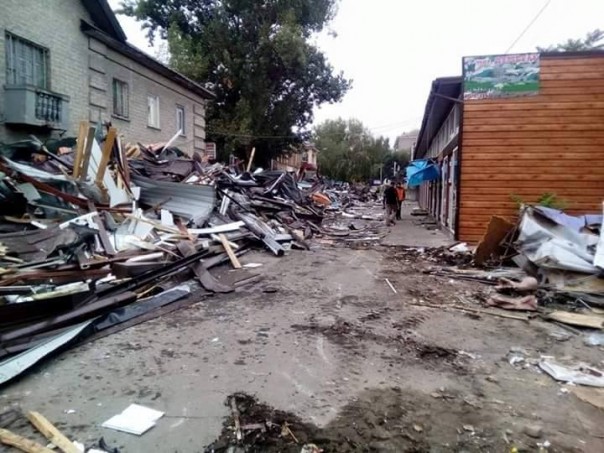 В Днепропетровске коммунальные службы снесли стихийный рынок “Шанхай” на улице Боброва