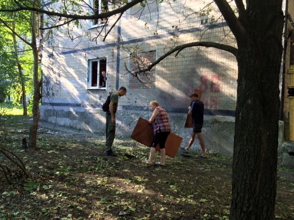 Шесть мирных жителей ранены и повреждено как минимум 23 домостроения в Донецке и Горловке вследствие ночных обстрелов укрофашистов