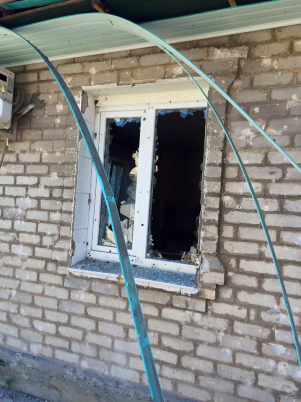 Шесть мирных жителей ранены и повреждено как минимум 23 домостроения в Донецке и Горловке вследствие ночных обстрелов укрофашистов