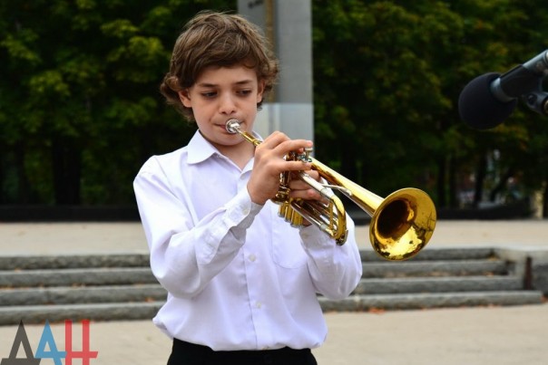 Около тысячи человек на митинге в Донецке почтили память погибших в результате войны детей Около тысячи человек на митинге в Донецке почтили память погибших в результате войны детей