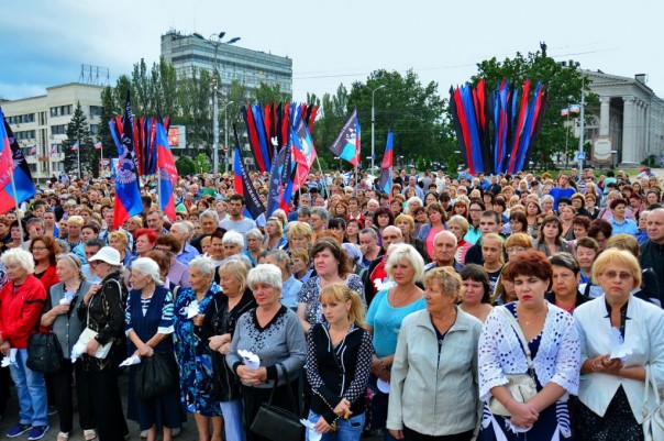 Около тысячи человек на митинге в Донецке почтили память погибших в результате войны детей