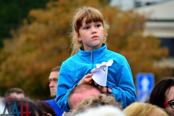 Около тысячи человек на митинге в Донецке почтили память погибших в результате войны детей Около тысячи человек на митинге в Донецке почтили память погибших в результате войны детей