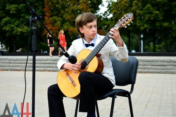 Около тысячи человек на митинге в Донецке почтили память погибших в результате войны детей Около тысячи человек на митинге в Донецке почтили память погибших в результате войны детей