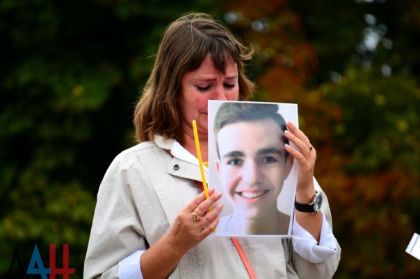 Около тысячи человек на митинге в Донецке почтили память погибших в результате войны детей Около тысячи человек на митинге в Донецке почтили память погибших в результате войны детей