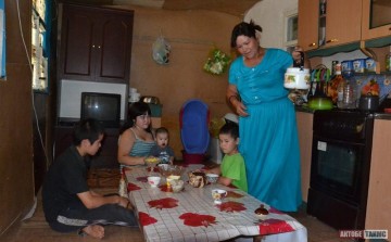 Многодетная мать из Актобе угрожает самоподжогом