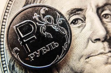 Слабый рубль перемалывает сильные доллар и евро