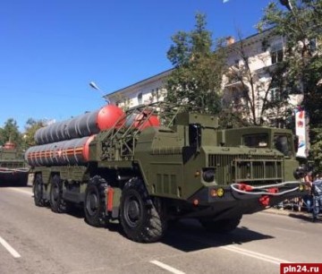 Военный парад с участием техники прошел в Великих Луках