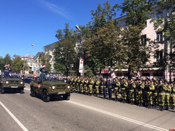 Военный парад с участием техники прошел в Великих Луках