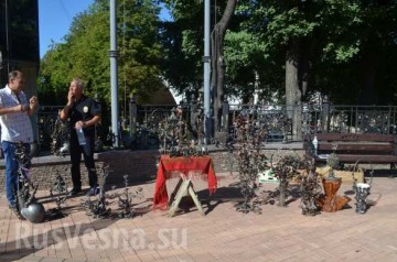 Розы и гильзы: удивительные кованые скульптуры в Донецке