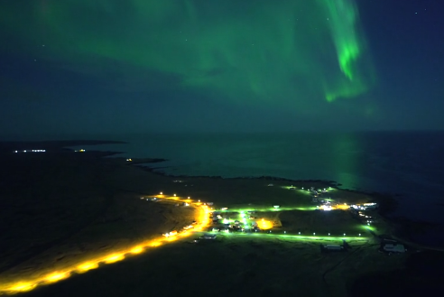 При помощи дрона удалось снять захватывающее видео полярного сияния