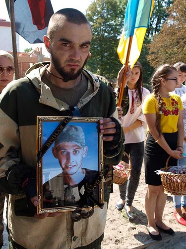 Хоронили хиборга, тамада был веселый и конкурсы интересные. Земля ему стекловатой