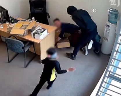 Шестилетняя девочка пыталась остановить вооруженного топором грабителя