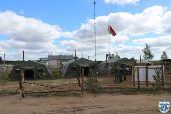 Кажется, они что-то знают: на границе с Украиной белорусские пограничники строят стену Кажется, они что-то знают: на границе с Украиной белорусские пограничники строят стену