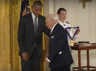 Знаменитый американский комик попытался снять с Обамы брюки