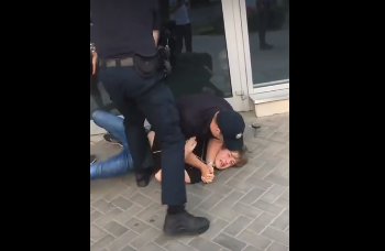 Одесские полицейские чуть не задушили подростка при задержании