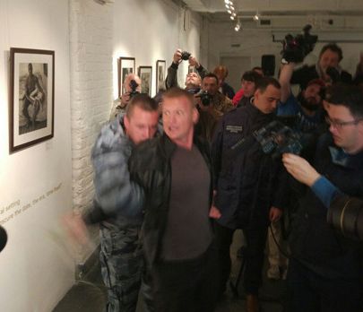 Скандальную фотовыставку с портретами голых девочек закрыли, работы "вдохновителя педофилов" облили мочой