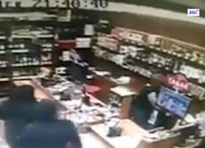 18+ Молодой челябинец напал с ножом на возлюбленную и зарезал себя на глазах у покупателей (Видео)