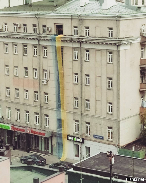 Потужна перемога: Неизвестные вывесили флаг Украины на доме в центре Москвы