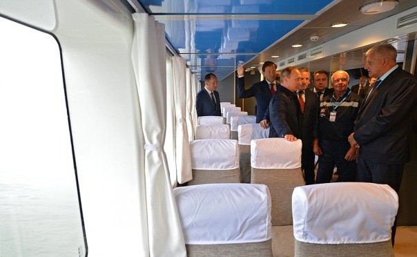 Путин ознакомился с первым образцом быстроходного пассажирского судна проекта А45-2