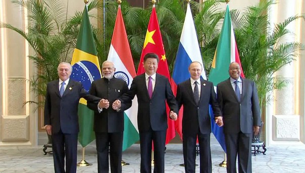 Путин подарил Си Цзиньпину коробку российского мороженого