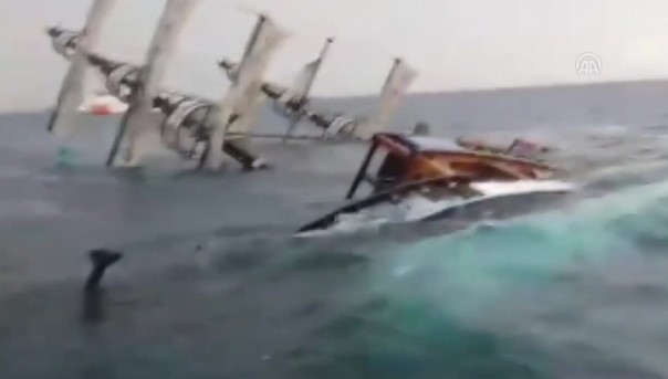 Туристическое судно перевернулось у берегов Турции