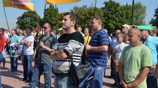 В Лисичанске шахтеры устроили акцию протеста В Лисичанске шахтеры устроили акцию протеста