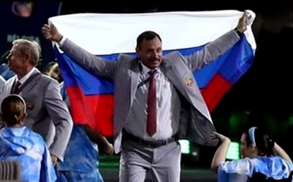 МПК отозвал аккредитацию у белоруса, развернувшего флаг России на Паралимпиаде