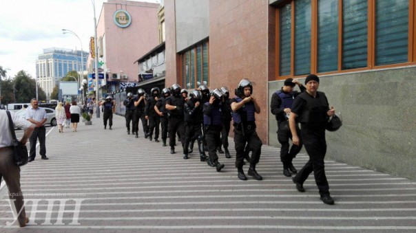 «Азов» блокирует офис «Киевгорстроя»: ранены два полицейских