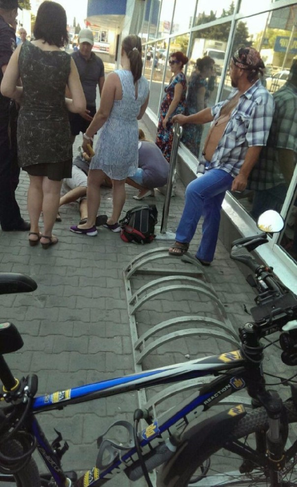 В Севастополе прохожий избил сторонника украинских националистов из-за символики полка "Азов"