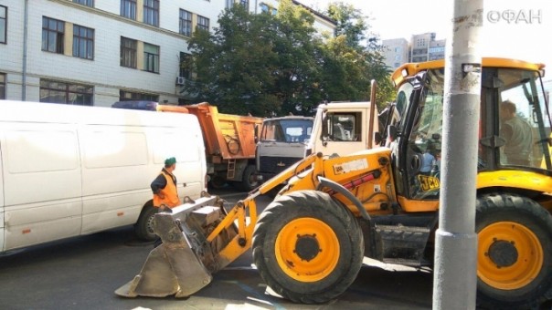 В Киеве начались столкновения между неонацистами "Азова" и рабочими