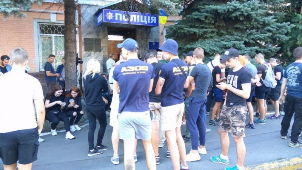 В Киеве начались столкновения между неонацистами "Азова" и рабочими