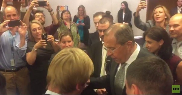 Лавров на 15-м часу переговоров с Керри угостил журналистов пиццей и водкой