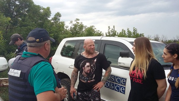 Глава ЛНР вручил паспорт республики американскому бойцу Джеффу Монсону